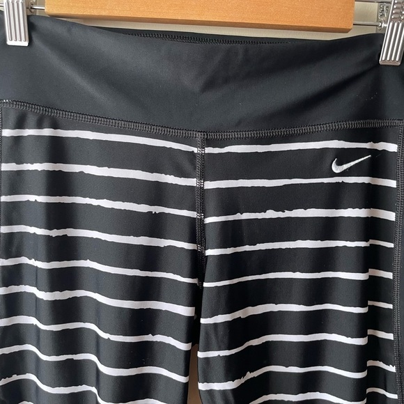 Nike | Cropped Stripe Athletic Leggings medium - Picture 6 of 6